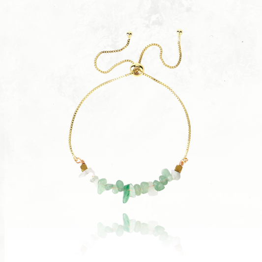 Bracelet délicat en lithothérapie, alliant métal doré et perles naturelles.