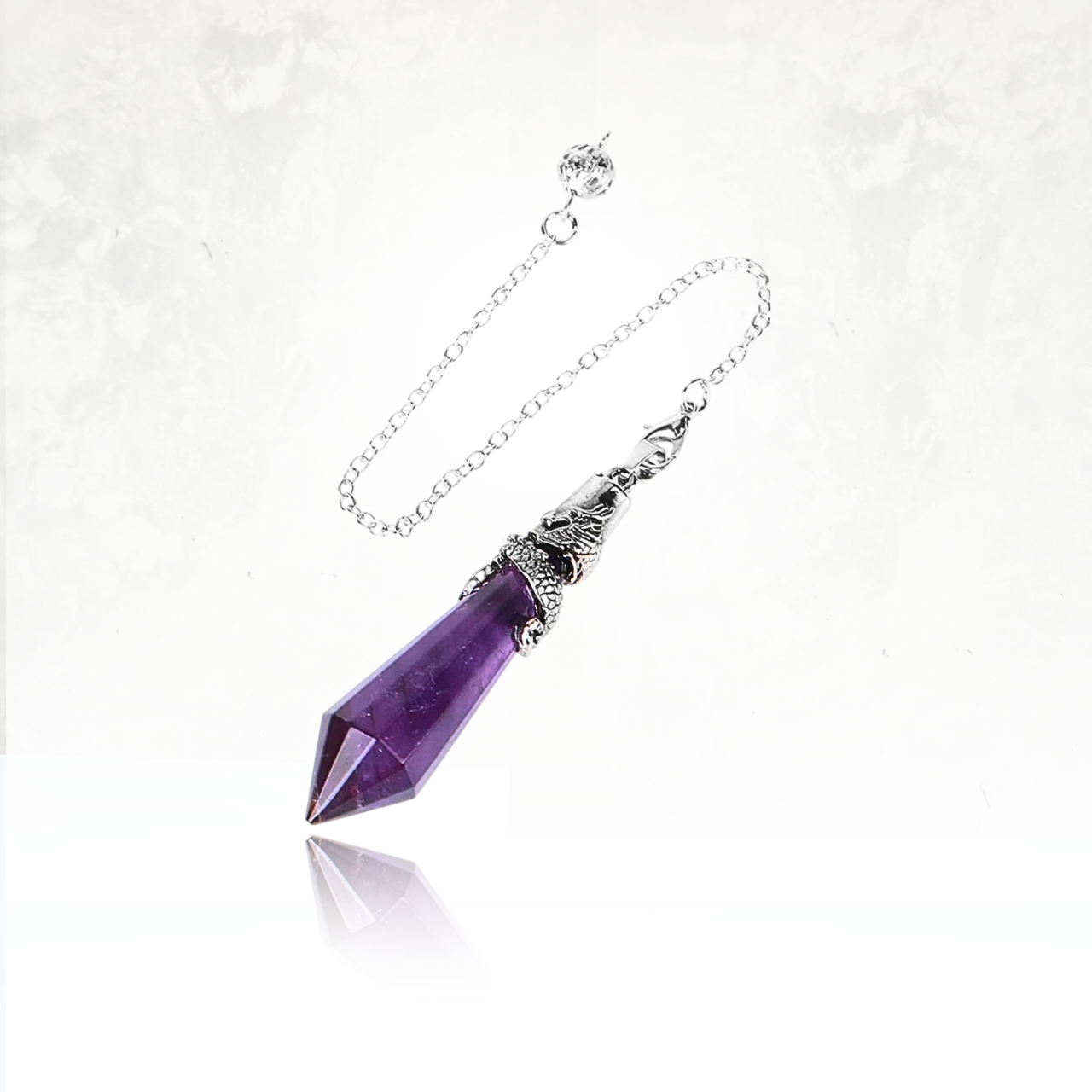 Accessoire ésotérique en améthyste avec un dragon en métal détaillé.
