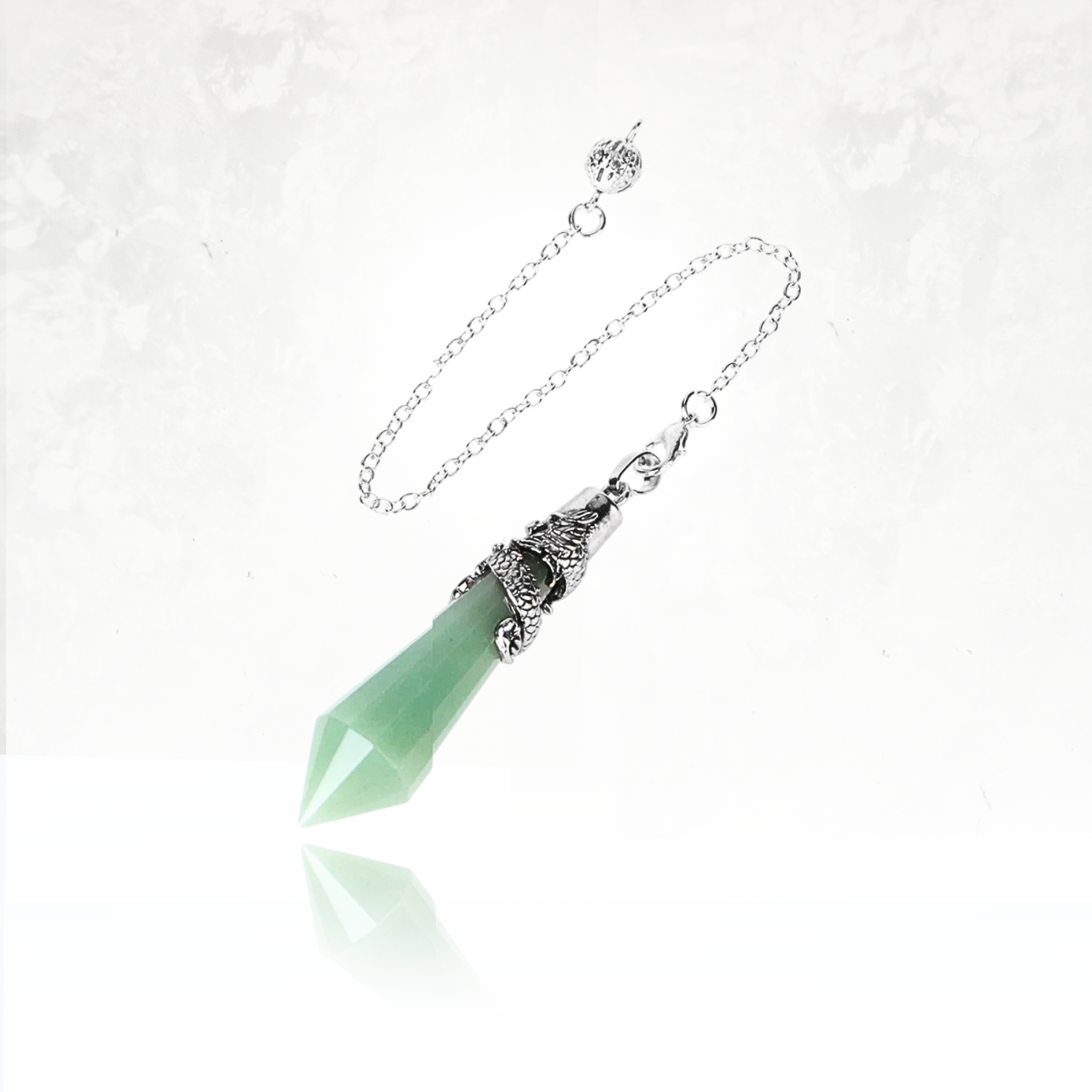 Pendule AIMKI taillé en pointe dans une pierre naturelle verte.