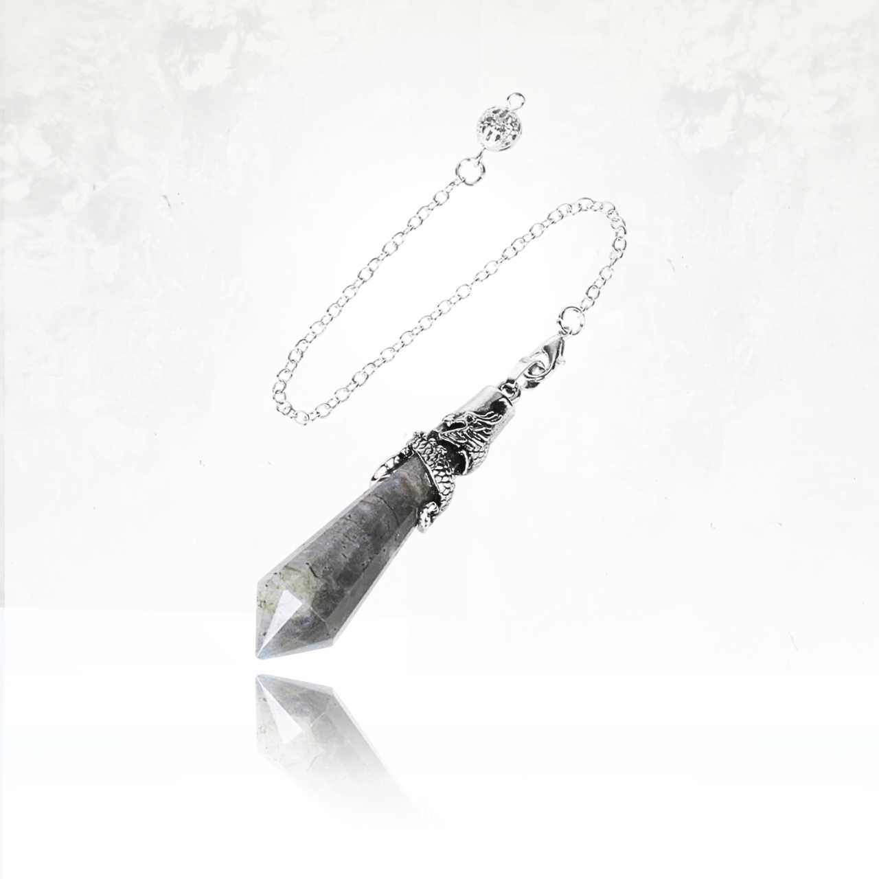Outil énergétique en labradorite avec une chaîne en métal argenté.

