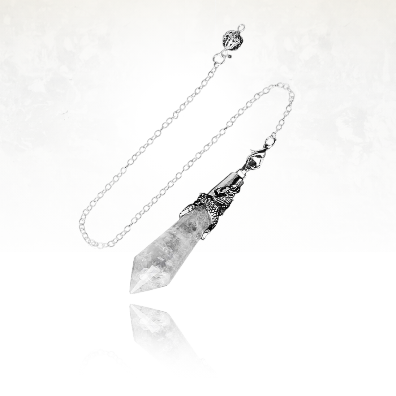 Magnifique pendule en quartz clair avec une monture argentée et un dragon en relief.