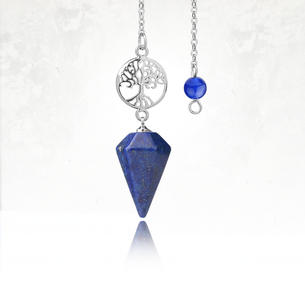 Pendule en pierre précieuse avec pendentif représentant l’arbre de la sagesse.