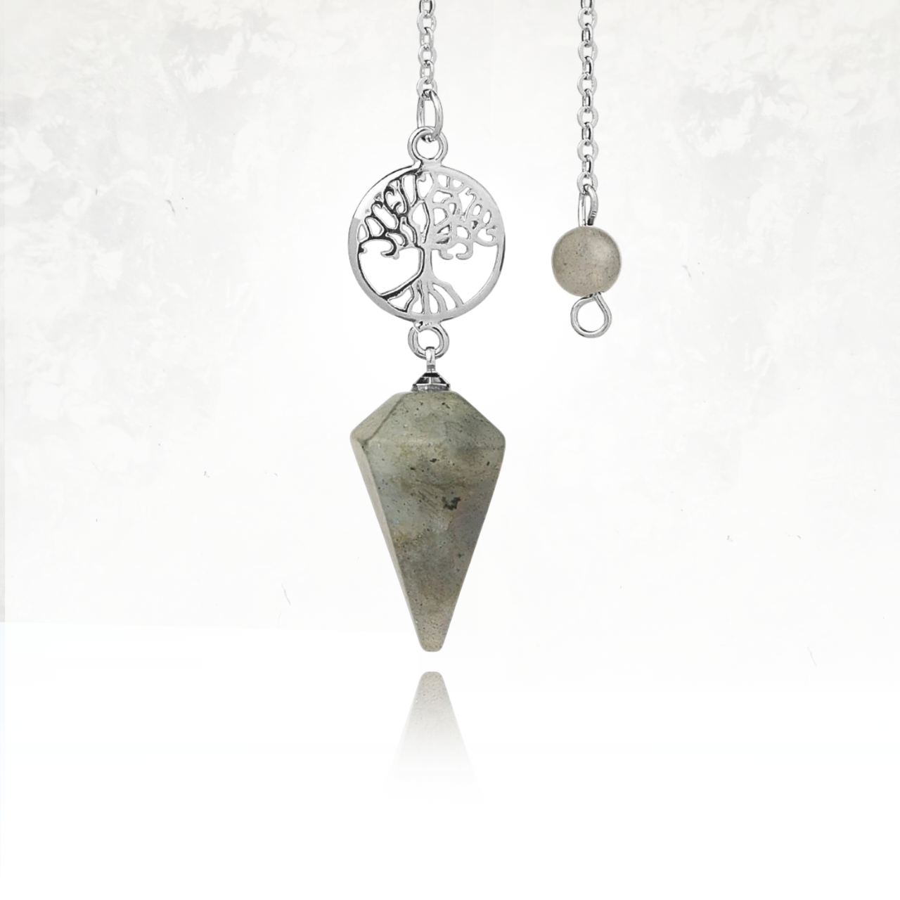Bijou divinatoire avec pierre naturelle et motif sacré arbre de vie.