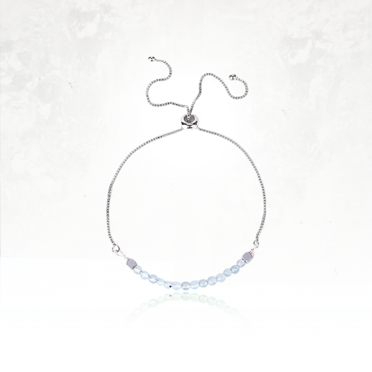 Accessoire élégant avec perles d'aigue marine et chaîne fine.