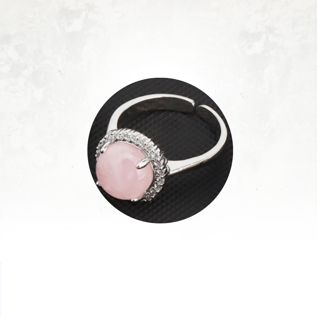 Bague artisanale avec quartz rose en cabochon poli.

