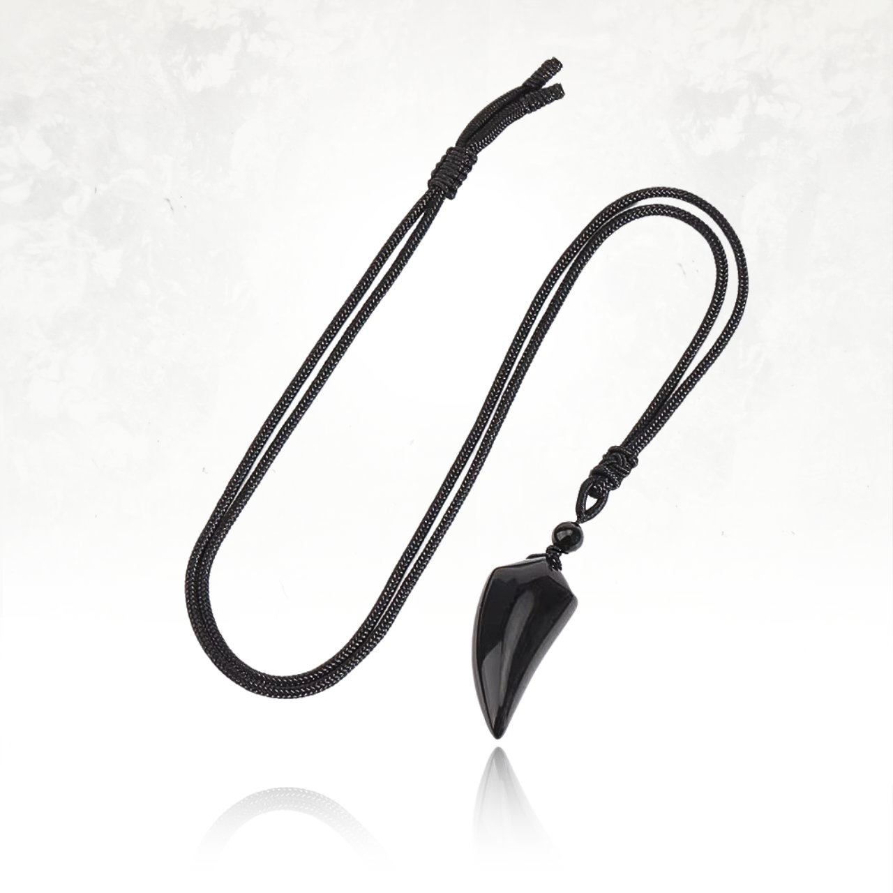 Collier en onyx taillé en dent de loup, symbole de sagesse et de protection.

