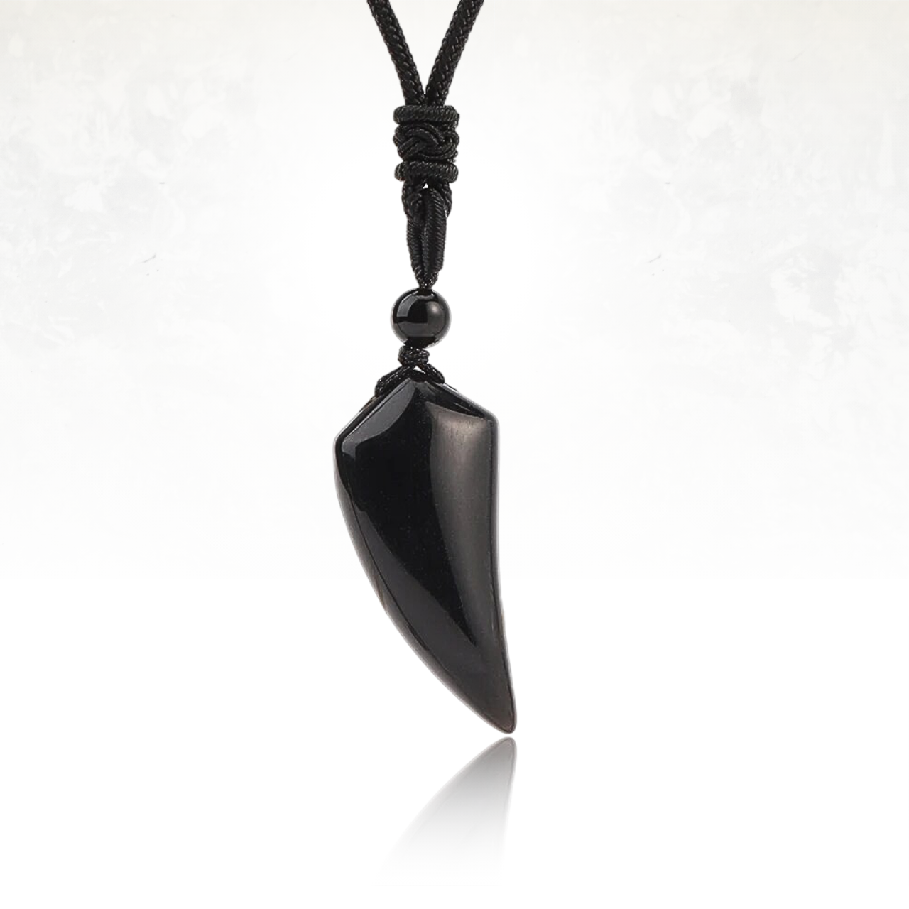 Collier COLMILLO avec pendentif en pierre naturelle taillé en dent de loup.

