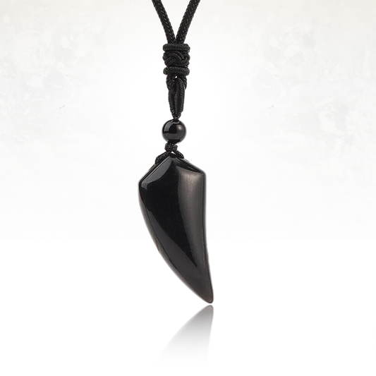 Collier COLMILLO avec pendentif en pierre naturelle taillé en dent de loup.

