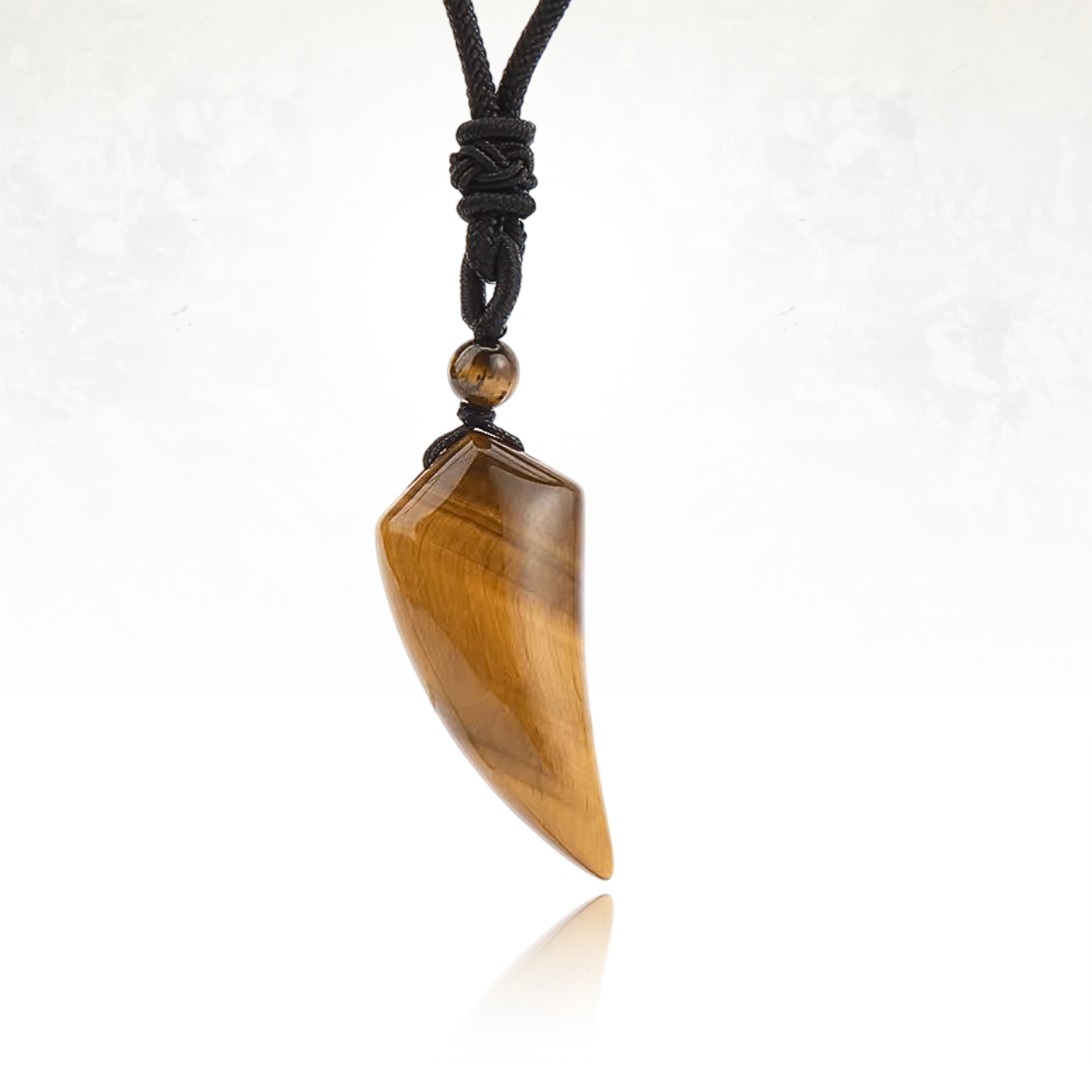 Talisman de protection en pierre naturelle, représentant une dent de loup.


