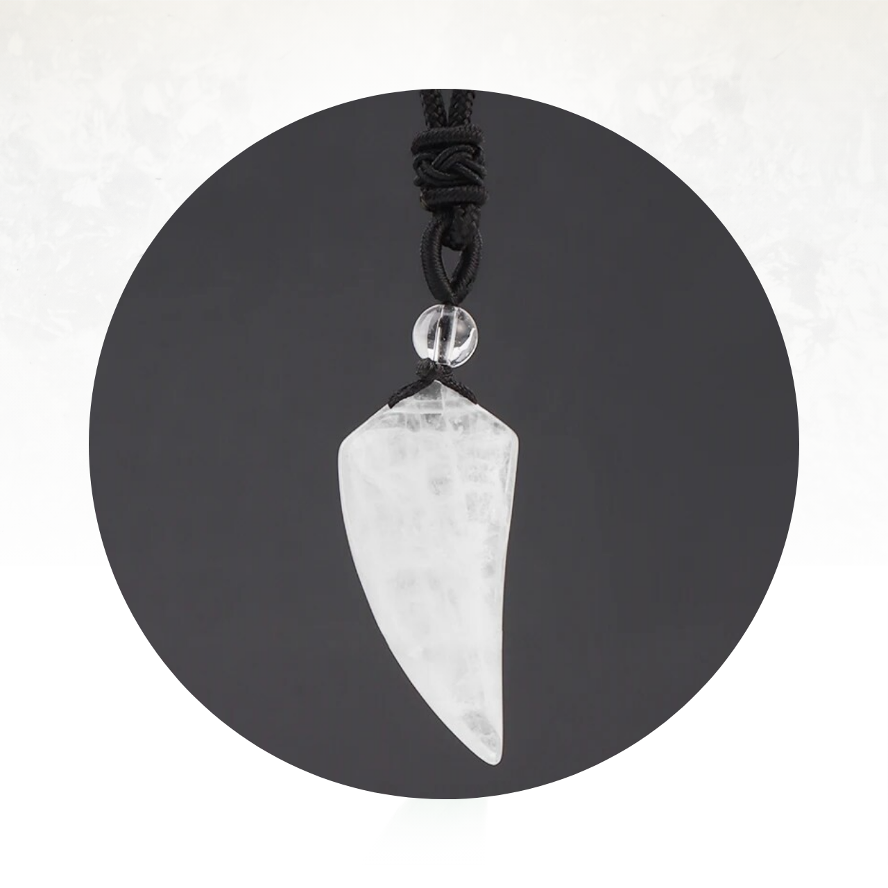 Collier mystique avec pendentif pointu en quartz naturel taillé.

