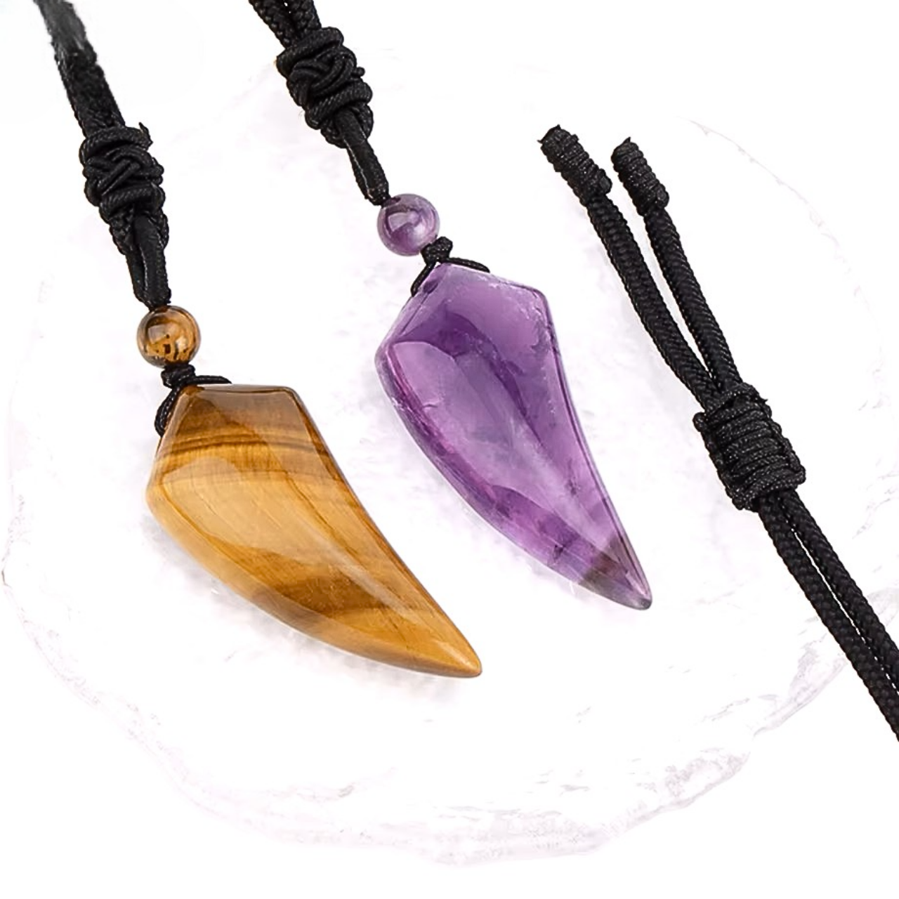Collier en pierre semi-précieuse, design inspiré des crocs du loup.

