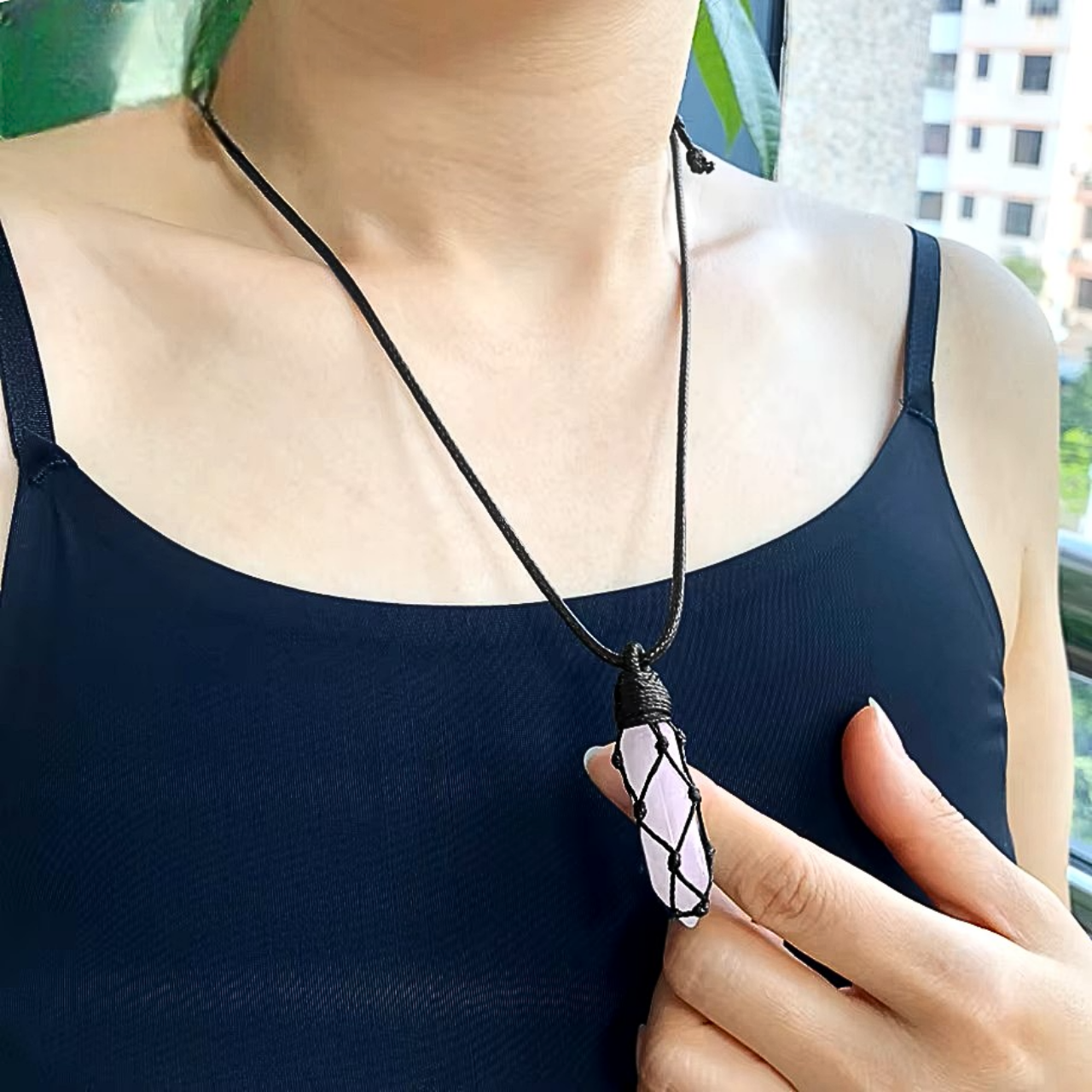 Pendentif ésotérique en pierre semi-précieuse, conçu pour le bien-être énergétique.

