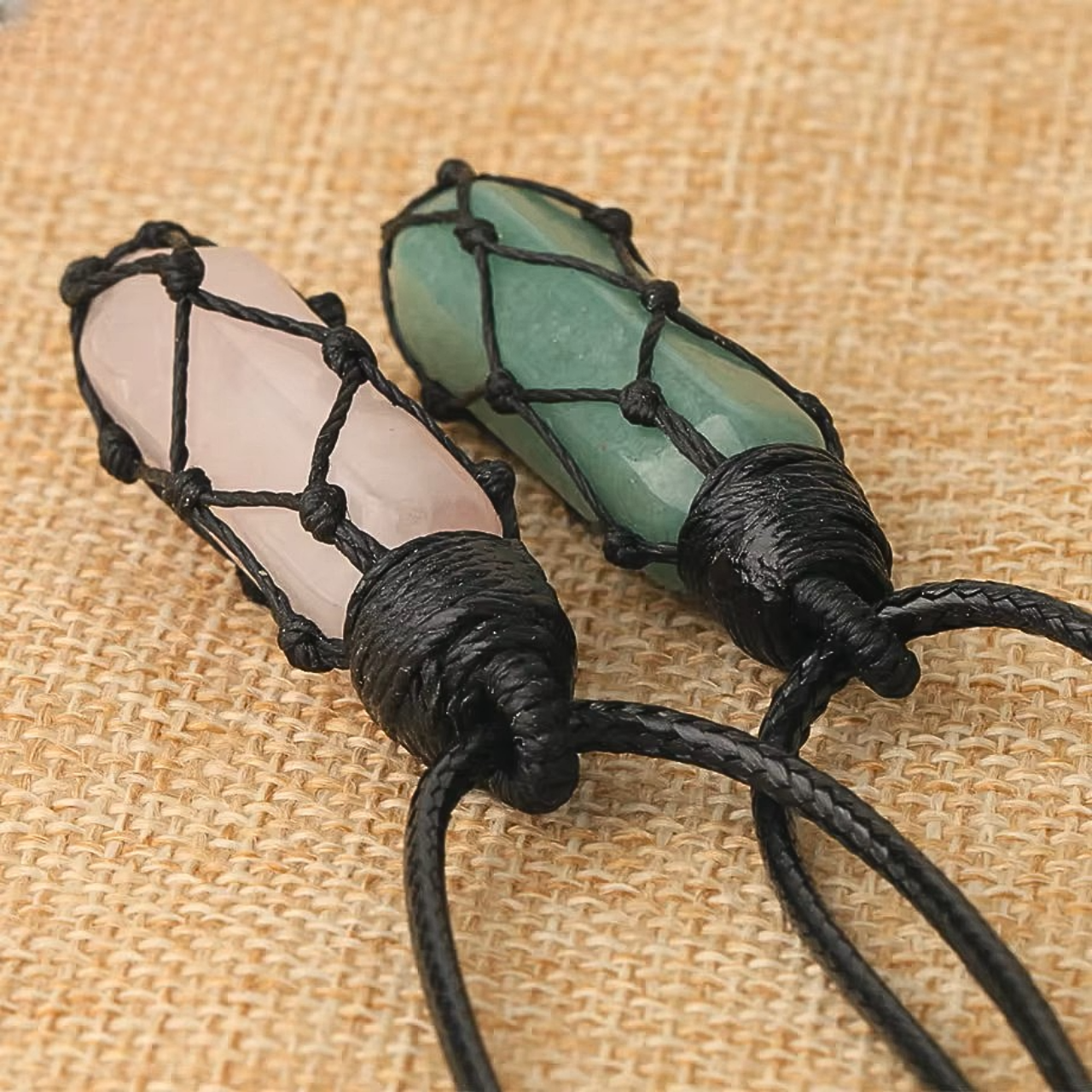 Collier artisanal au style hippie, avec une pierre naturelle tressée à la main.

