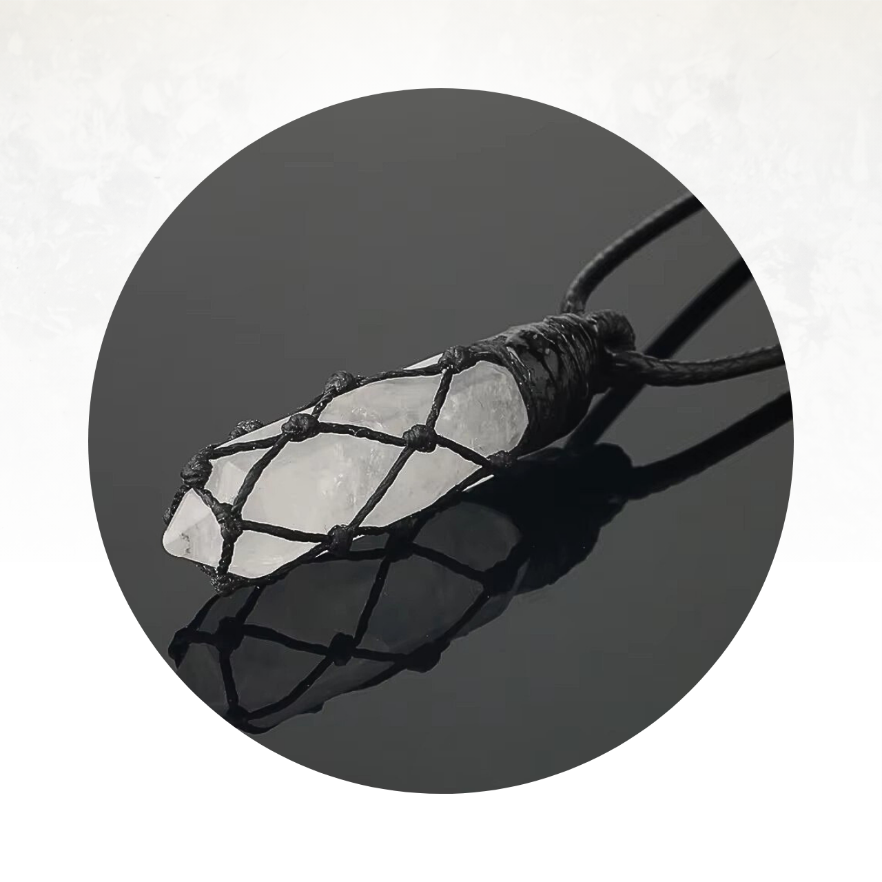 Collier rustique avec pierre vibratoire enserrée dans un filet en corde noire.