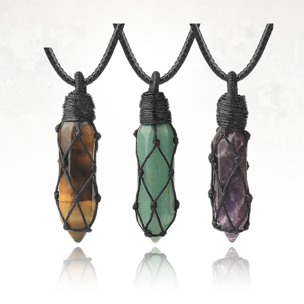 Collier rustique en aventurine verte, amethyste et oeil de tigre monté dans un filet de corde tressée.

