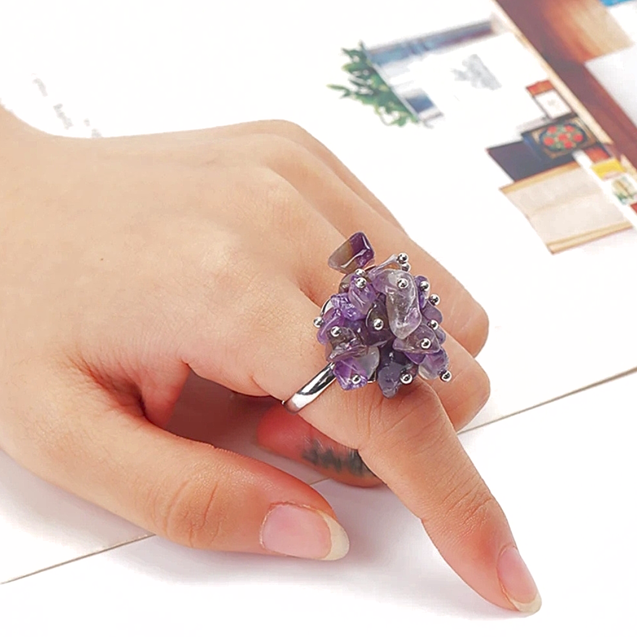 Bague volumineuse en métal argenté avec éclats de pierre d'améthyste.