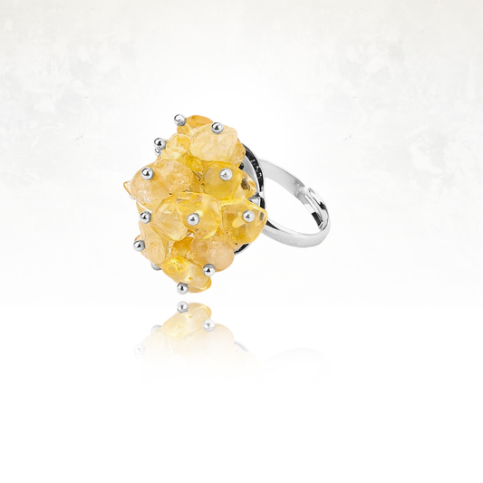 Bague fantaisie ornée de pierres jaunes citrine polies sur monture argentée.