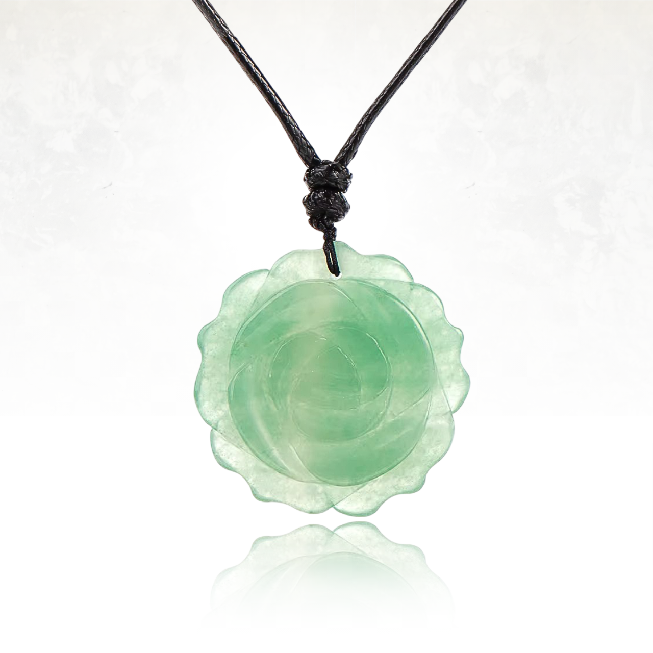 Pendentif floral en pierre naturelle verte, symbole de féminité et de douceur 

