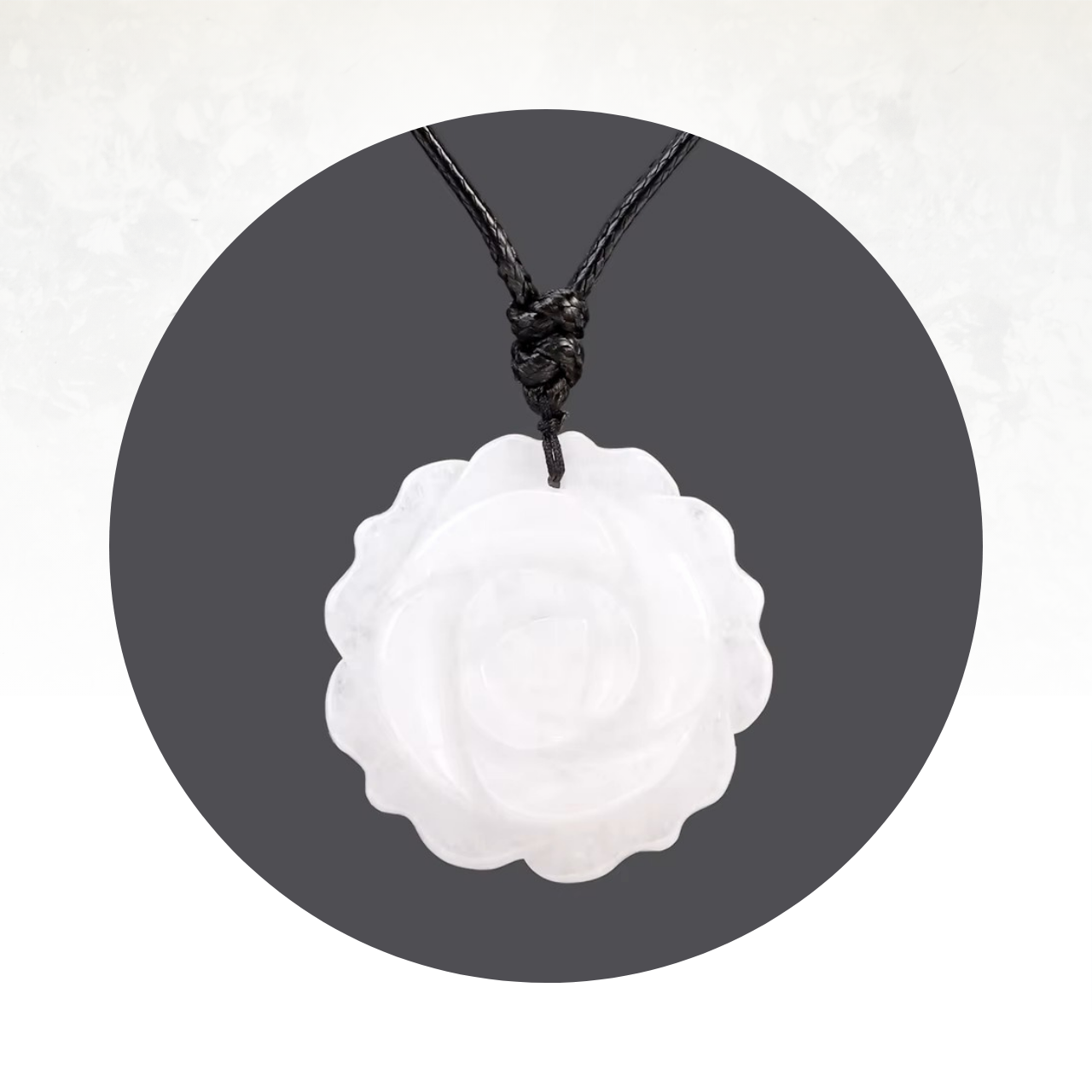 Pendentif rose en pierre de jade blanche, idéal pour un style naturel et sophistiqué.

