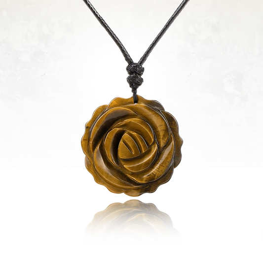 Pendentif fleur en pierre naturelle, monté sur un cordon réglable.

