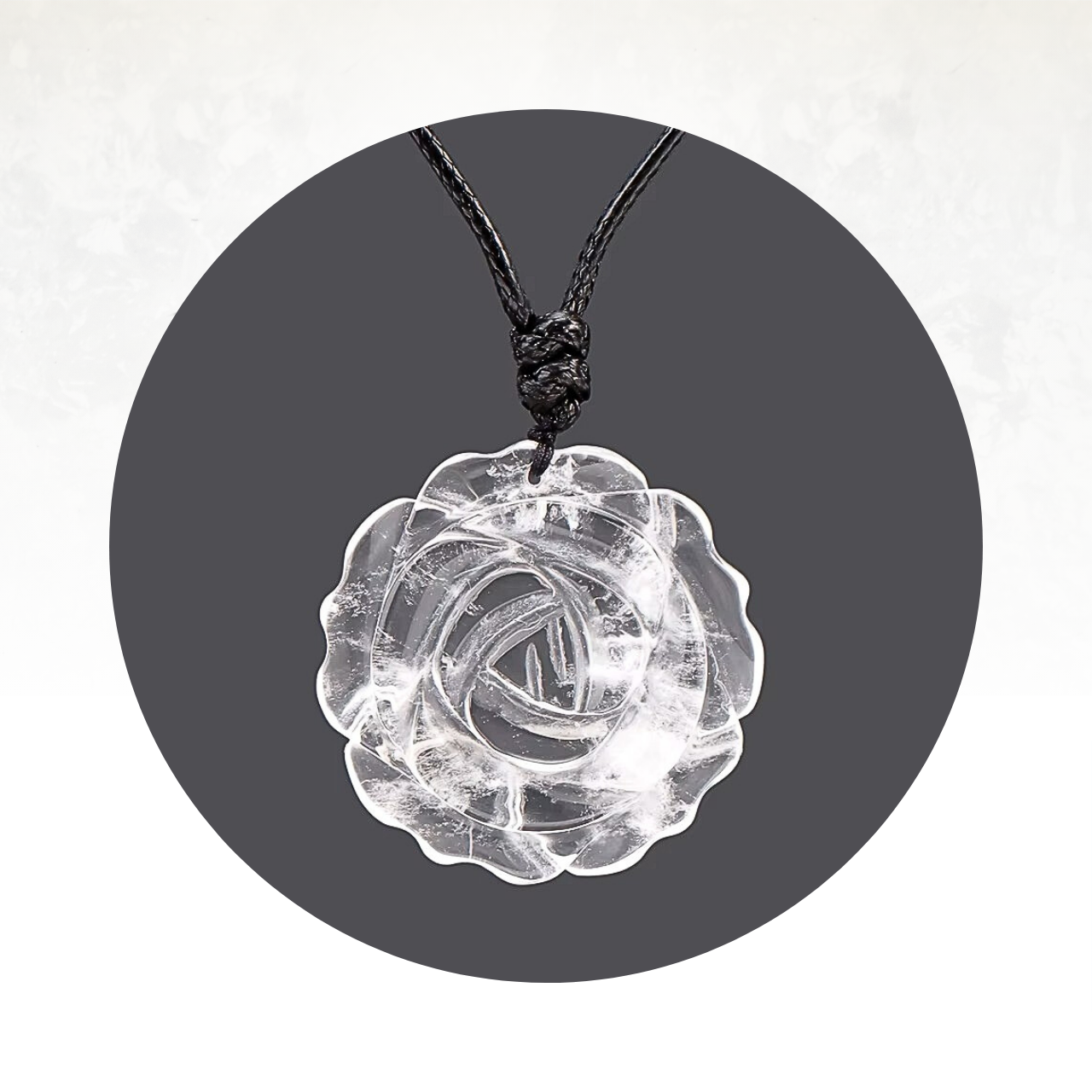 Collier élégant en pierre de quartz clair taillée en rose.

