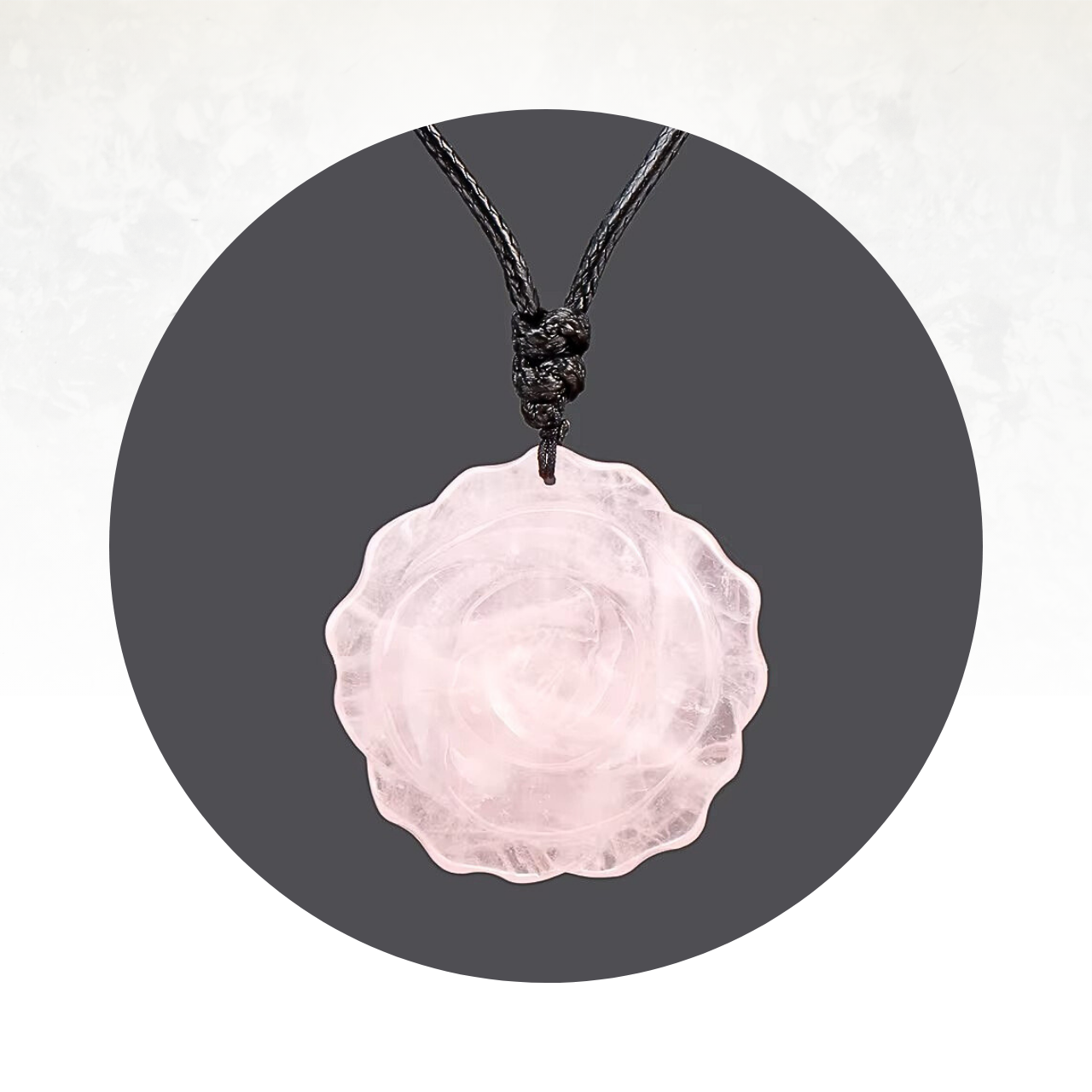 Collier raffiné avec pendentif en pierre naturelle façonné en fleur.

