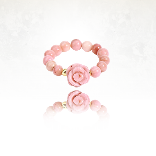Bague FEMINA en rhodonite sculptée en forme de rose avec perles naturelles.