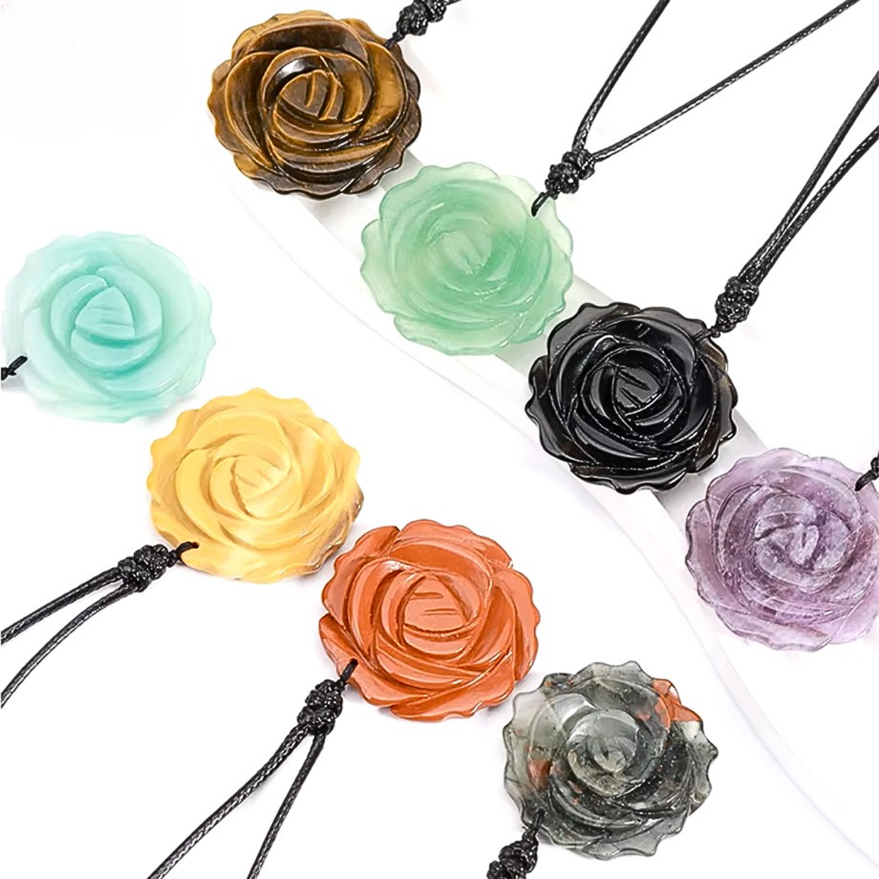 Collier FEMINA en pierre naturelle sculptée en forme de rose.