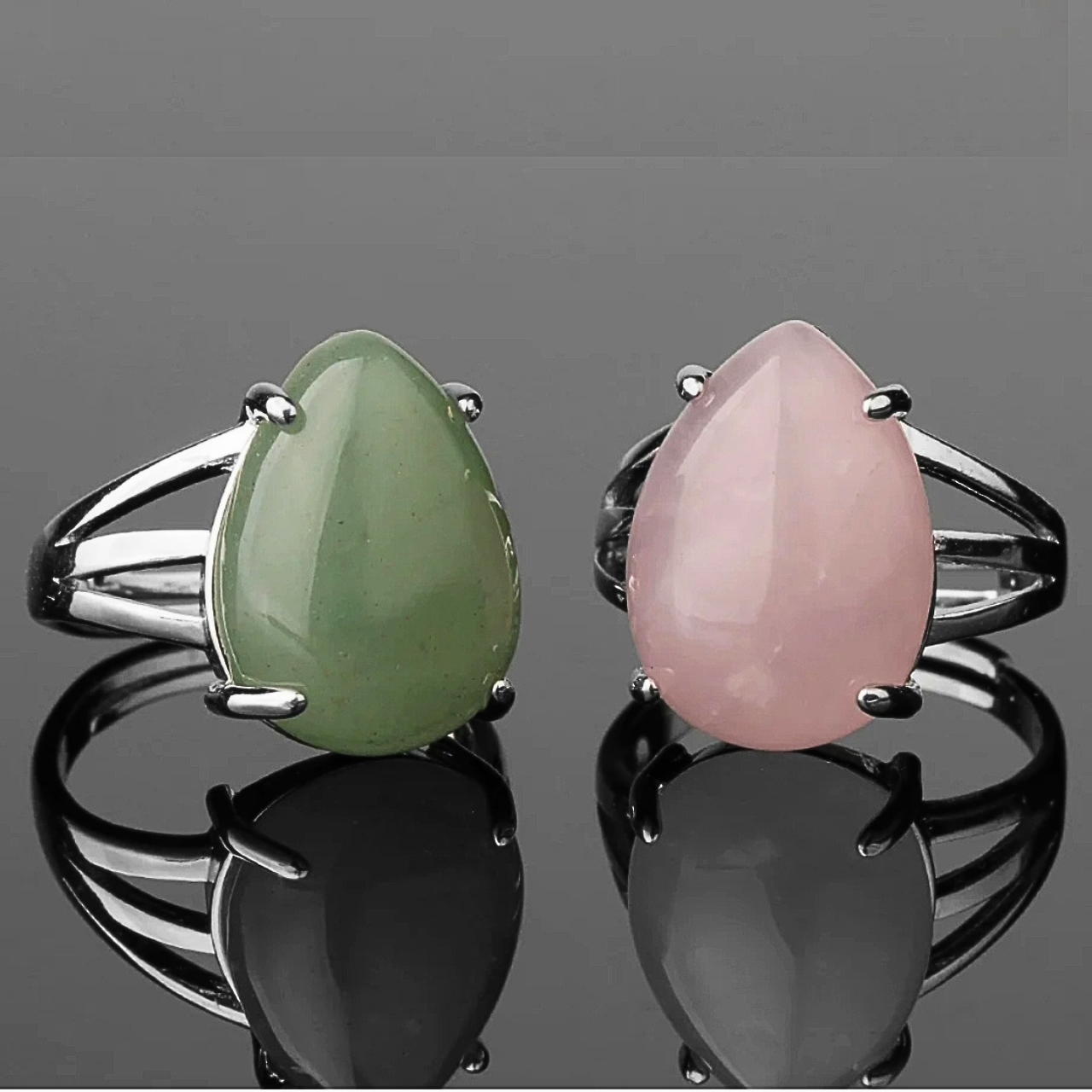 Bague moderne avec pierre ovale façon goutte, sertie de griffes argentées.