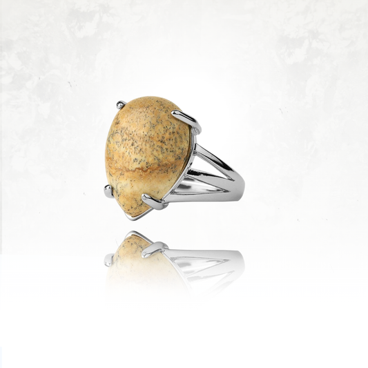 Bague en argent ornée d’une pierre d'unakite en forme de goutte.