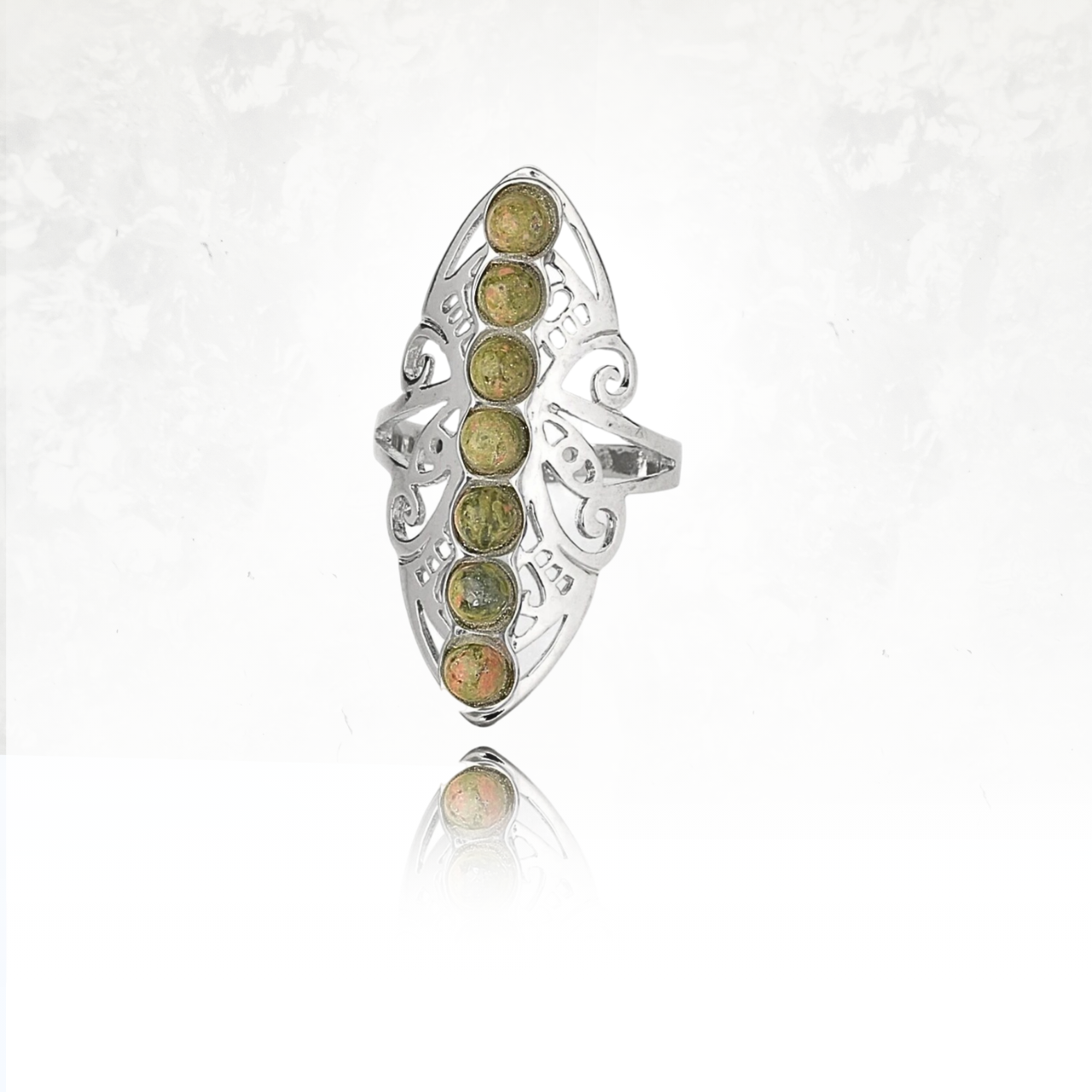 Bague HALLO longue avec 7 pierres naturelles d'unakite sur monture argentée.