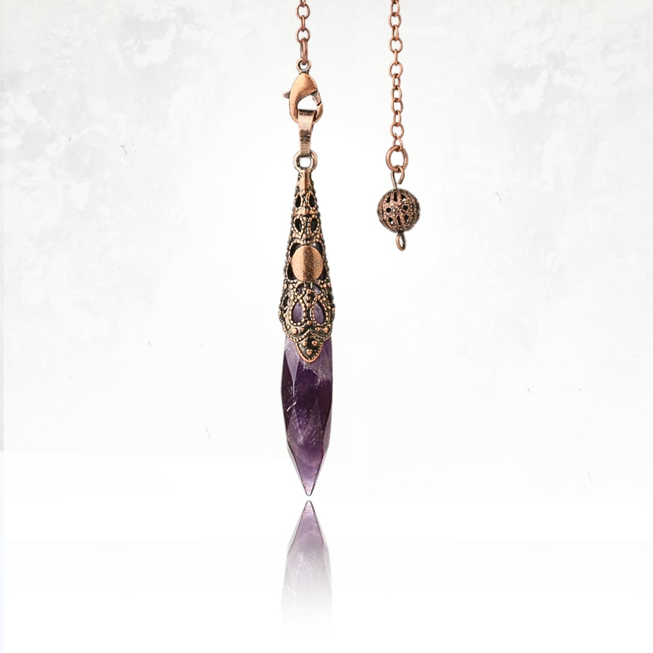 pendule artisanal avec détails soignés et finitions vintage et pierre naturelle