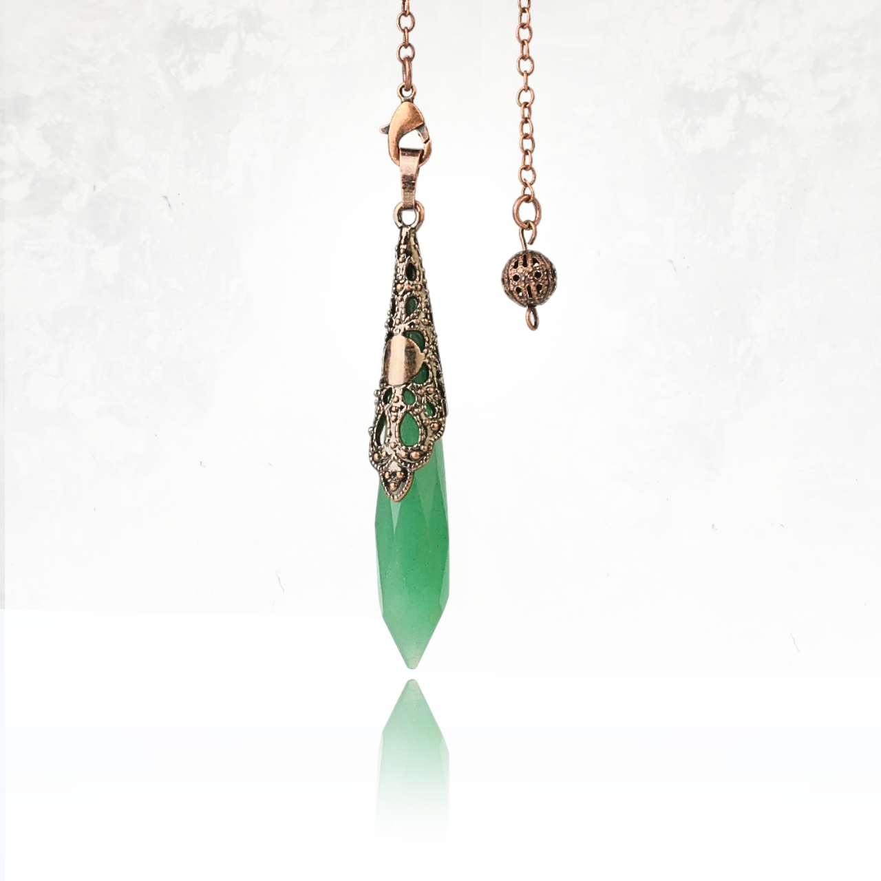 pendule avec une Pierre semi-précieuse aux reflets naturels fascinants