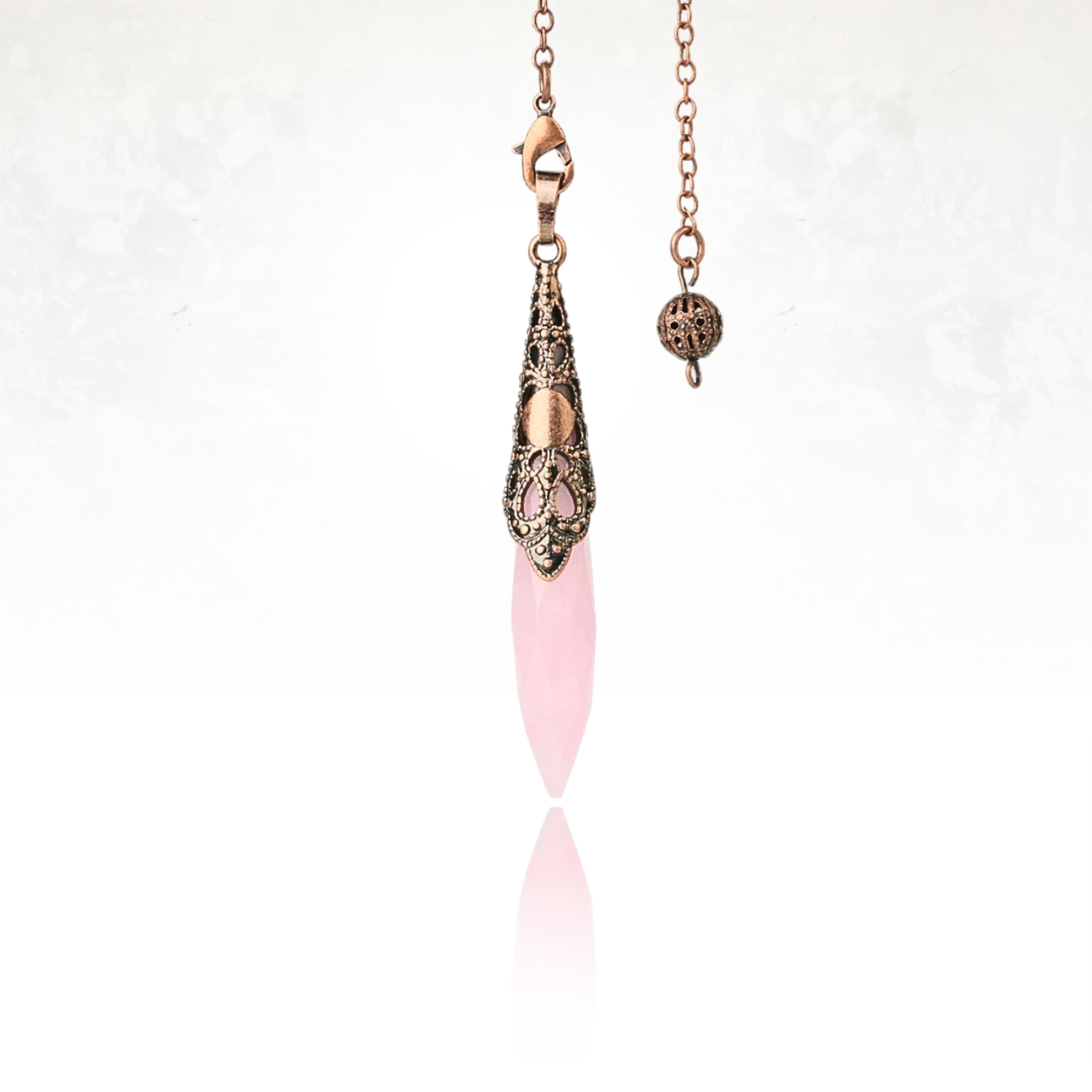 Pendule artisanal en quartz rose avec détails soignés et finitions vintage.