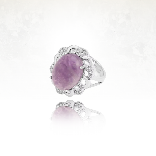 Bague en argent ornée d’une pierre ovale violette avec un sertissage raffiné