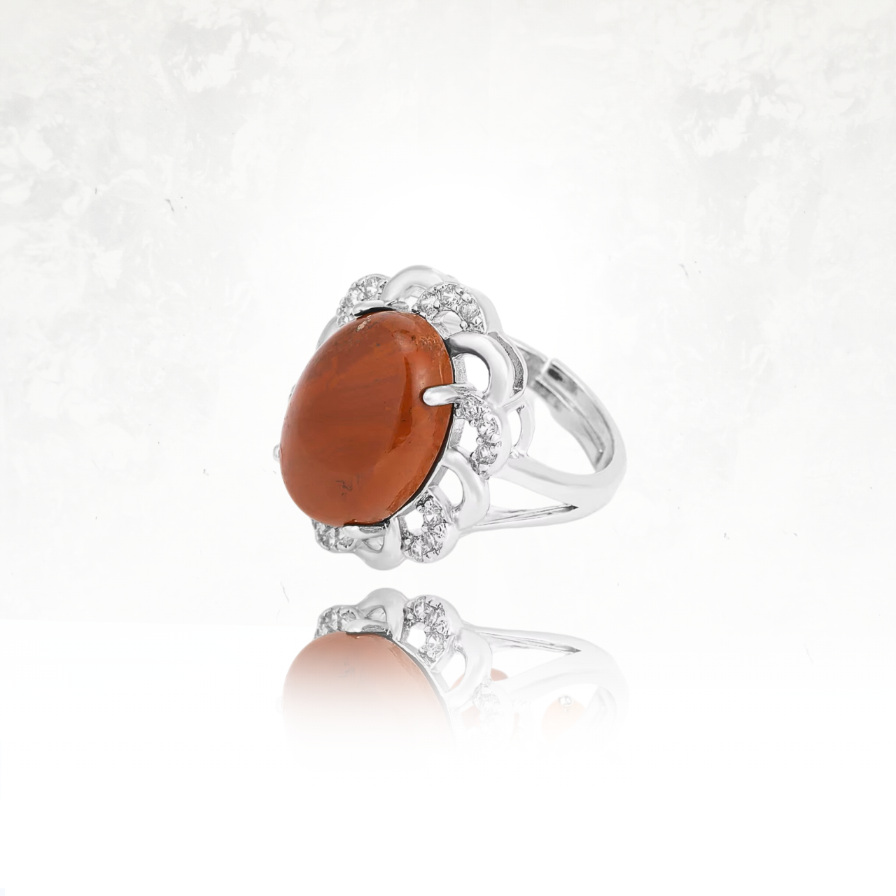 Bague avec pierre naturelle  de jaspe rouge cabochon entourée de motifs argentés délicats