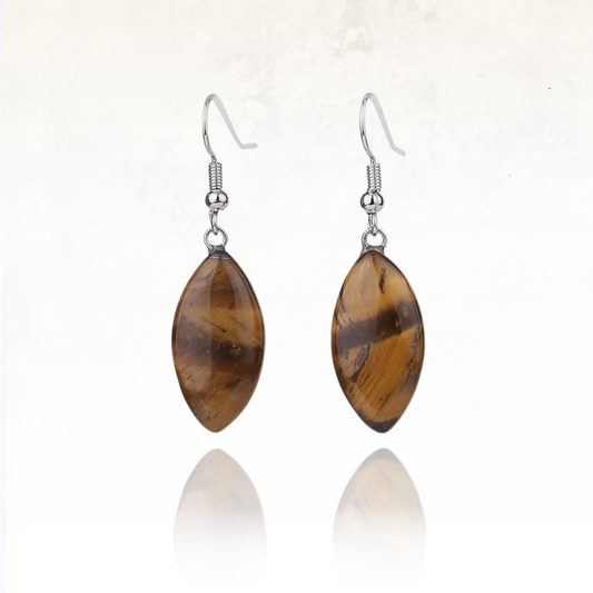 Paire de boucles d'oreilles naturelles avec pierres semi-précieuses marron doré et reflets chatoyants.