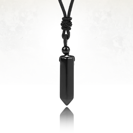 Collier PRODIGE en pierre naturelle avec pendentif en cristal taillé en pointe et cordon tressé.