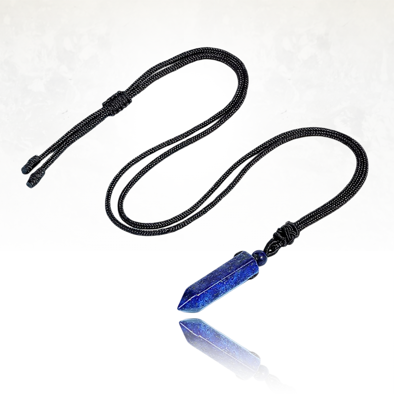 Accessoire tendance avec pendentif en pierre naturellede lapis lazuli et cordon en nylon tressé.
