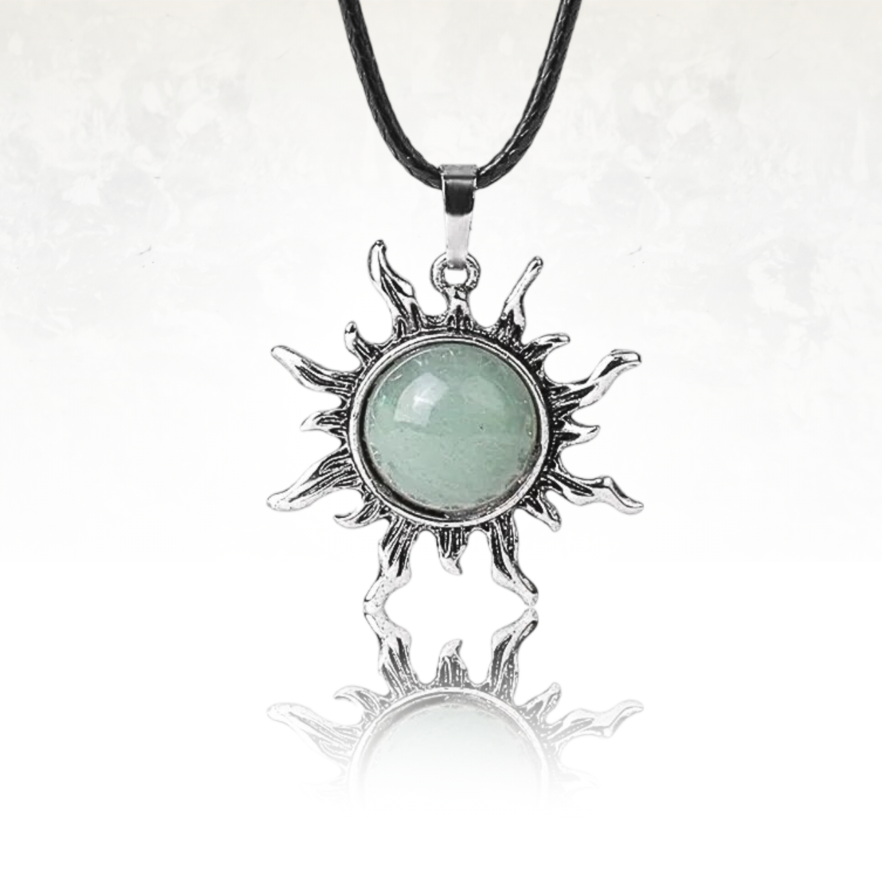 Collier "SUN" argenté, symbole de lumière et de chaleur, avec un pendentif solaire finement détaillé.

