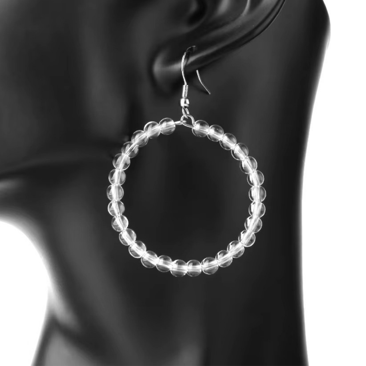 Bijoux élégants en perles de quartz clair porté par un manequin
