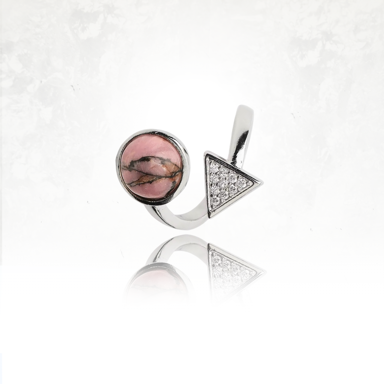 ULLUL, bague moderne en pierre naturelle rose de rodhonite et motif triangulaire serti.