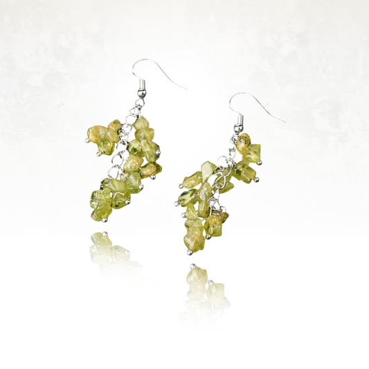 Boucles d'oreilles pendantes en perles naturelles d'olivine.
