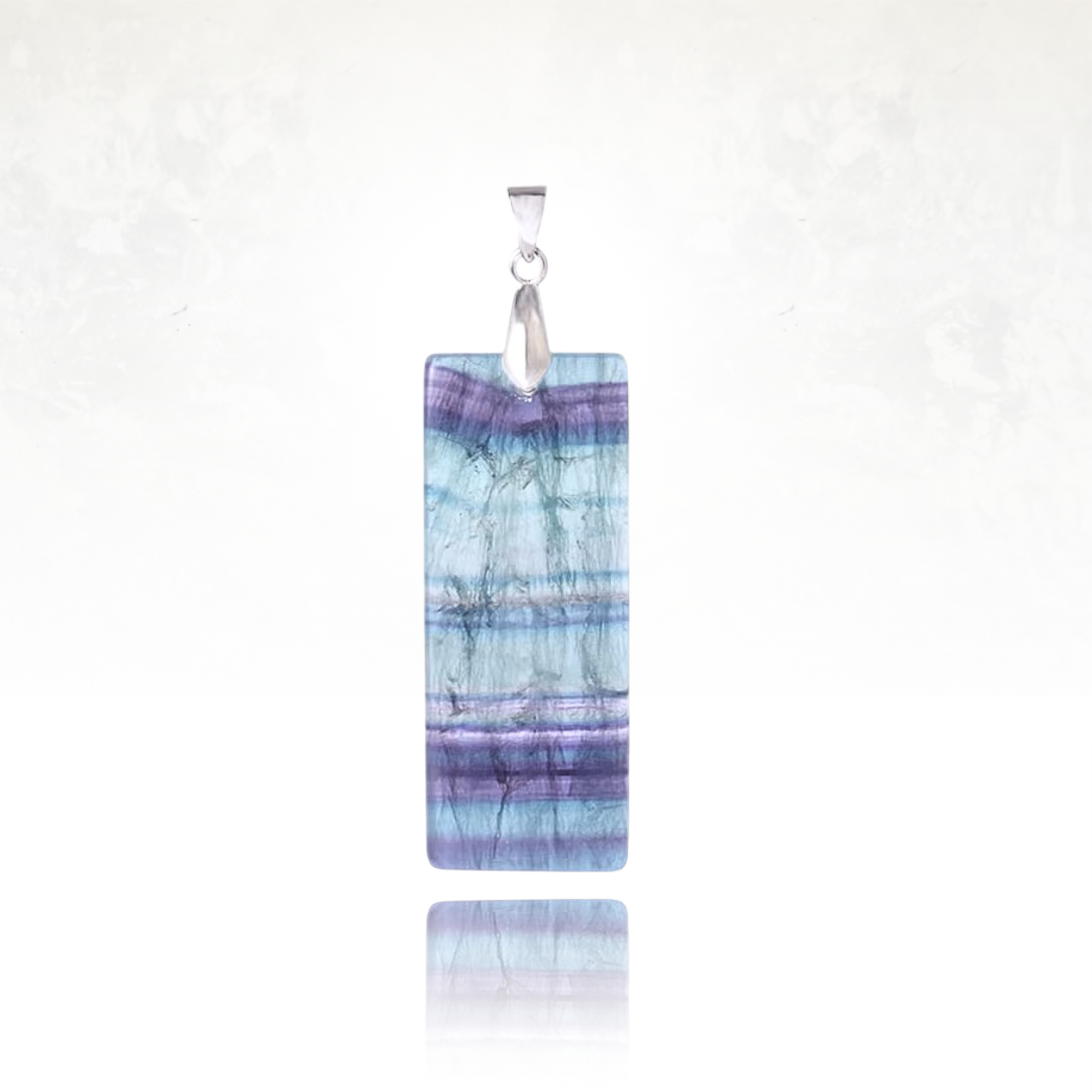Collier ALLI avec pierre fine, un bijou en fluorite aux reflets uniques.
