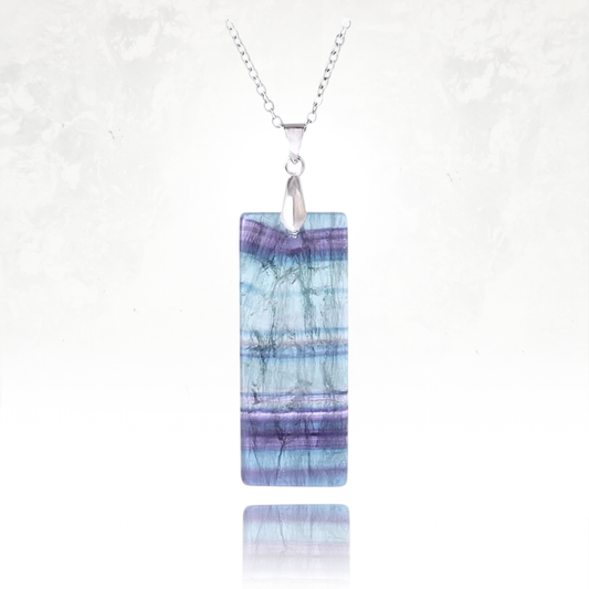 Collier ALLI avec pendentif en pierre naturelle de fluorite et chaîne en acier inoxydable.