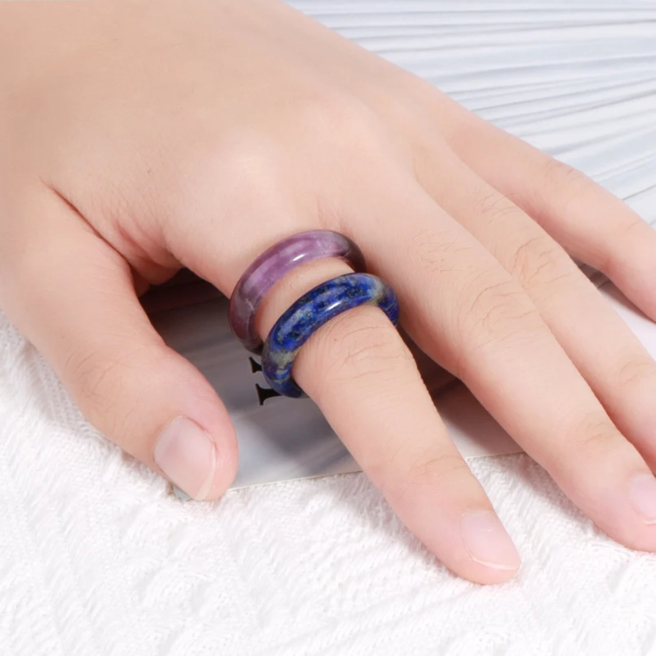 deux anneaux en pierre d’améthyste violette et lapis lazul,i modèle ANIX.