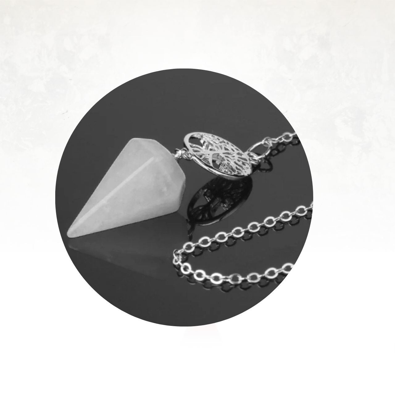 Bijou spirituel en  quartz clair avec arbre de vie détaillé.