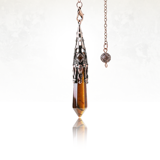 Pendule ésotérique orné d’un cristal en pointe et d’un design gothique.