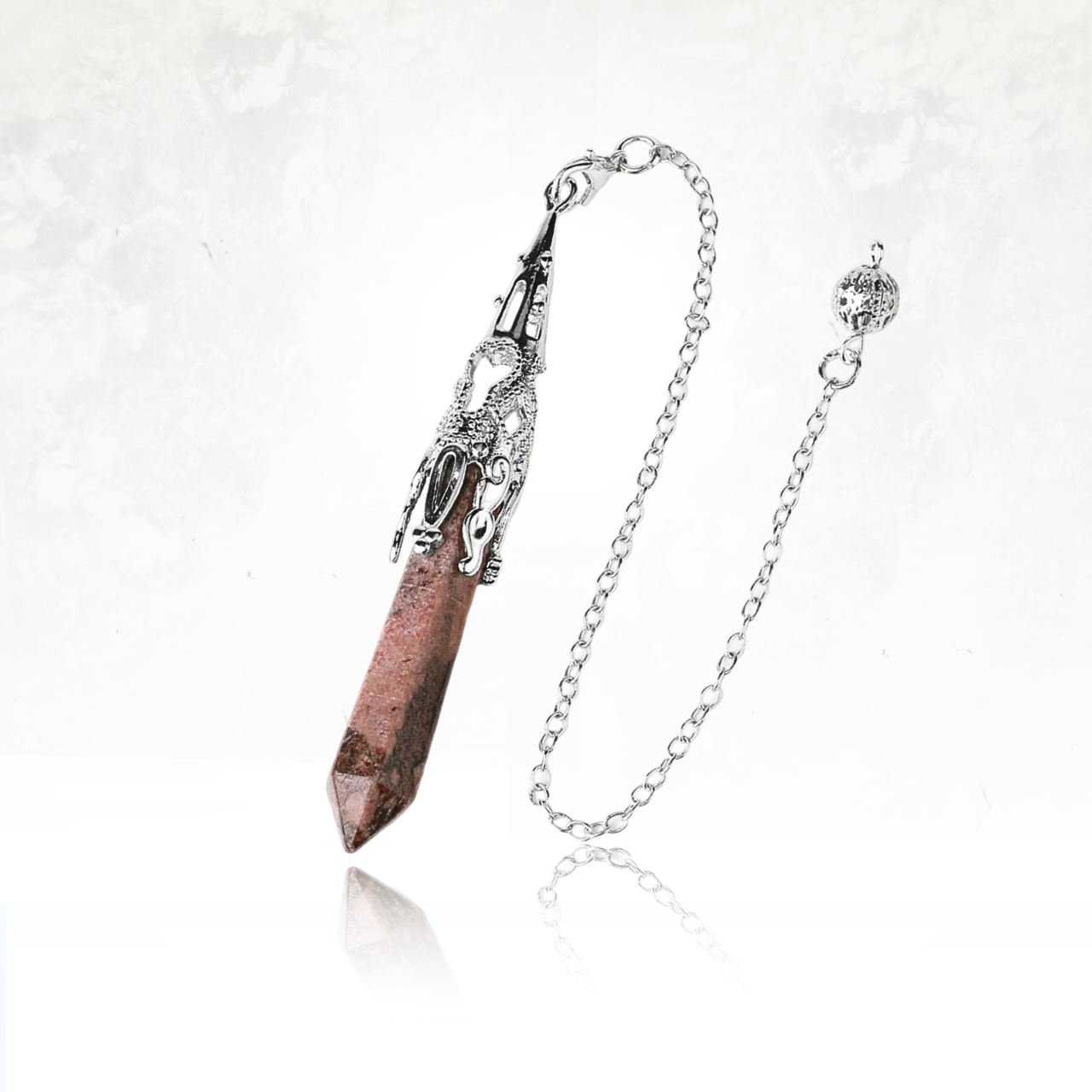Pendule ancien avec finition détaillée et pierre rayonnante de rhodonite