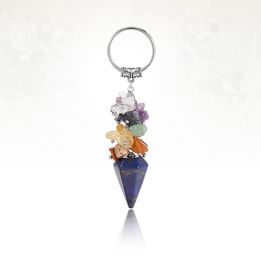 Porte-clé AVENTUM avec pendentif en pierre naturelle et éclats multicolores représentant les 7 chakras.